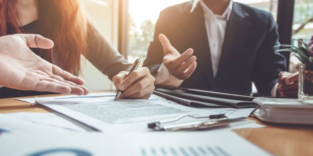 'אשתי ואני צריכים עזרה'.  אנחנו בשנות ה-50 לחיינו, עובדים, מנסים למכור את הבית שלנו, ובקושי יש לנו חובות מינוס הלוואות הסטודנטים שלנו.  אבל אנחנו רוצים להשתפר כלכלית.  האם עלינו לקבל עזרה מקצועית?