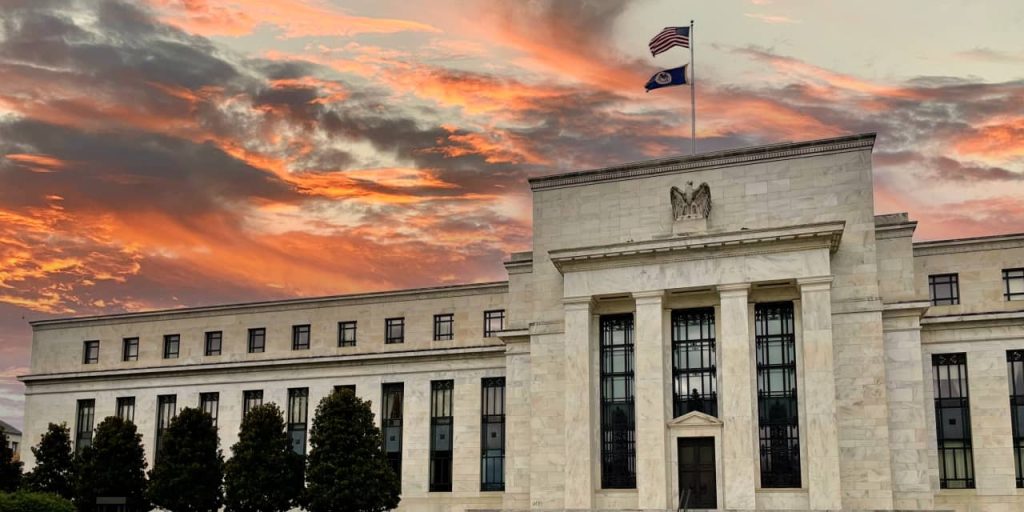 מקצוענים רבים צופים שהריבית תרד ב-2024. האם כדאי לקנות דיסק עכשיו?