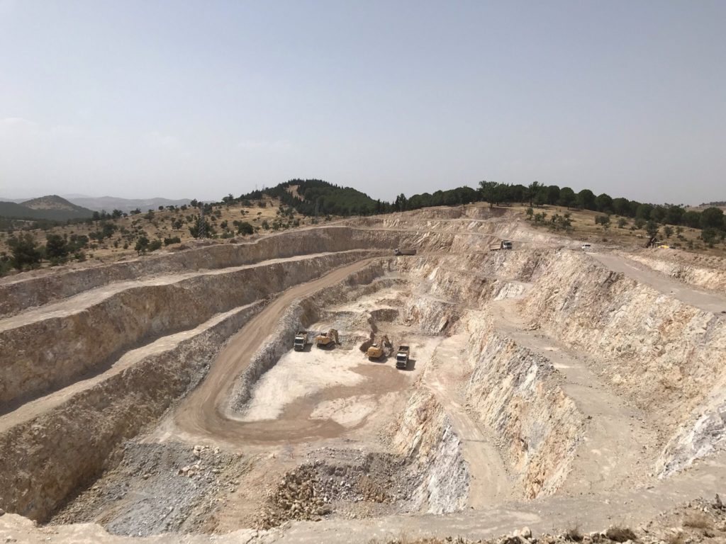 Newmont UPS Stake בשותף לחקר אירופאי Ariana Resources