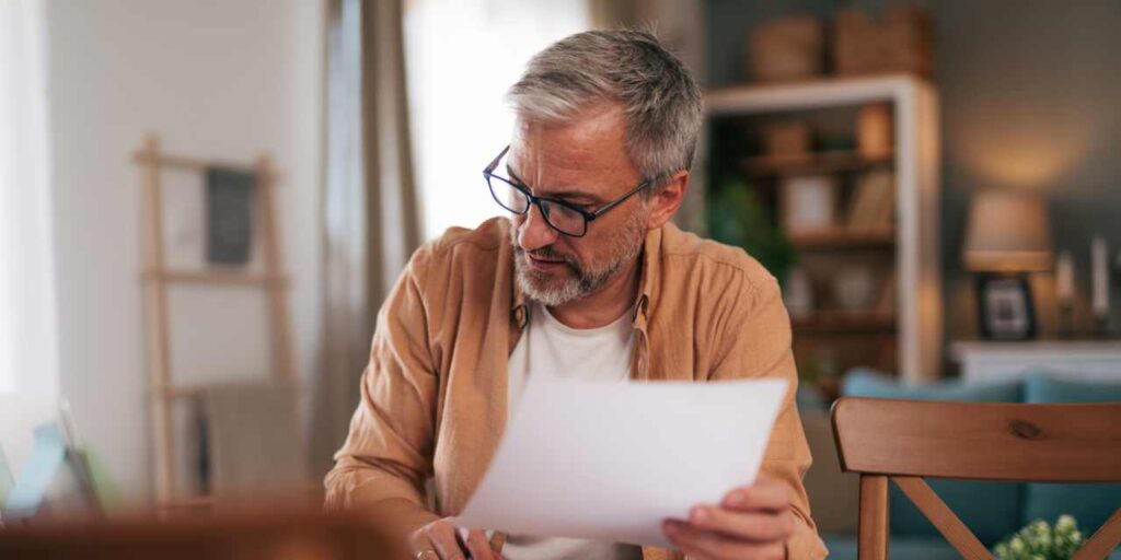 אני בן 60 ובן זוגי בן 55. יש לנו שני בתים, קריפטו, IRAs, קצבאות וכמה מאות אלף במזומן. מי יכול לעזור לנו?