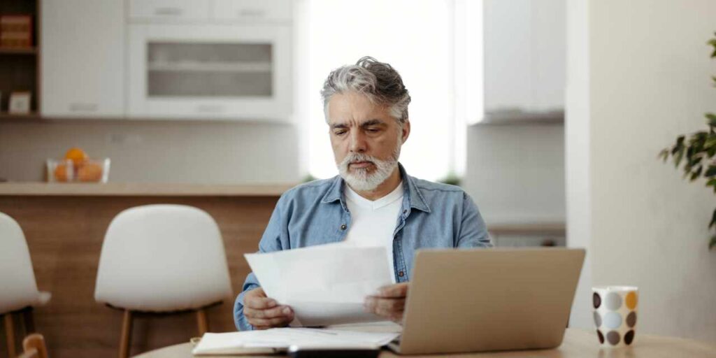 אני בן 63 ורוצה לפרוש בעוד שנתיים. אני אשלם את הבית שלי והכנסה שנתית של 130 אלף דולר. 401 (k) שלי הוא 180,000 $. האם אני זקוק למקצוען שיעזור?