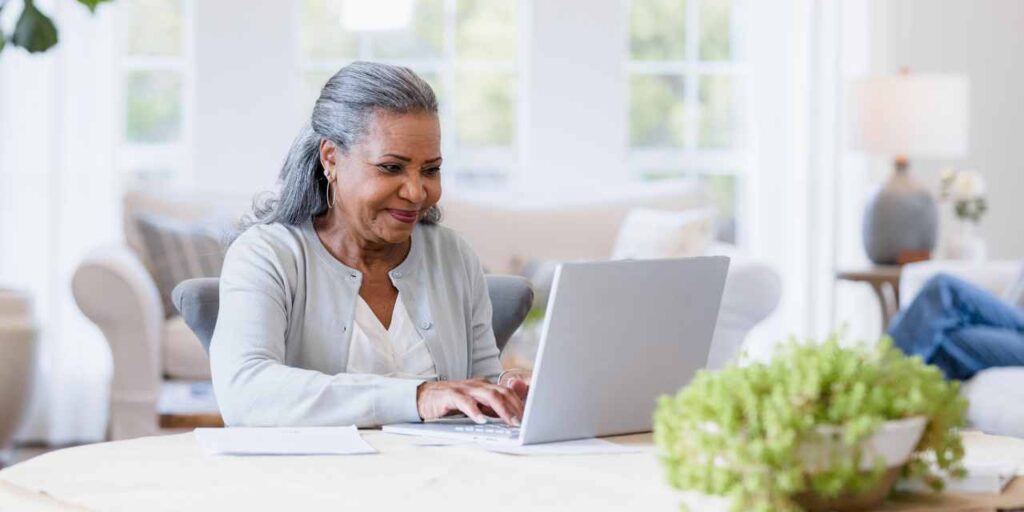 אני בן 69 עם הכנסה שנתית של 25 אלף דולר לביטוח לאומי, חסכון של 210 אלף דולר וכמעט 1 מיליון דולר מושקעים. אני רוצה צמיחה בטוחה של 4-5%. מי יכול לעזור?