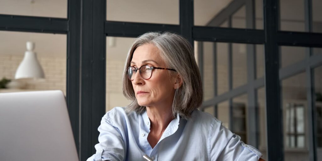 אני בן 70 ופרשתי עם הכנסה שנתית של 40,000 $ ו -200 אלף דולר בתקליטורים. אבל האם זה יימשך? מי יכול לעזור לי להבין זאת?