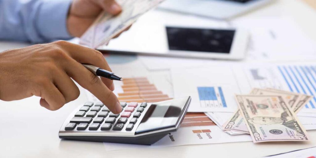 'אני מרגיש שאני בצרה.' אני בן 74 עם 1.7 אלף דולר לחודש בהכנסה וחיסכון של 150 אלף דולר. אבל הבית שלי לא משתלם ואני עדיין עובד. עכשיו מה?