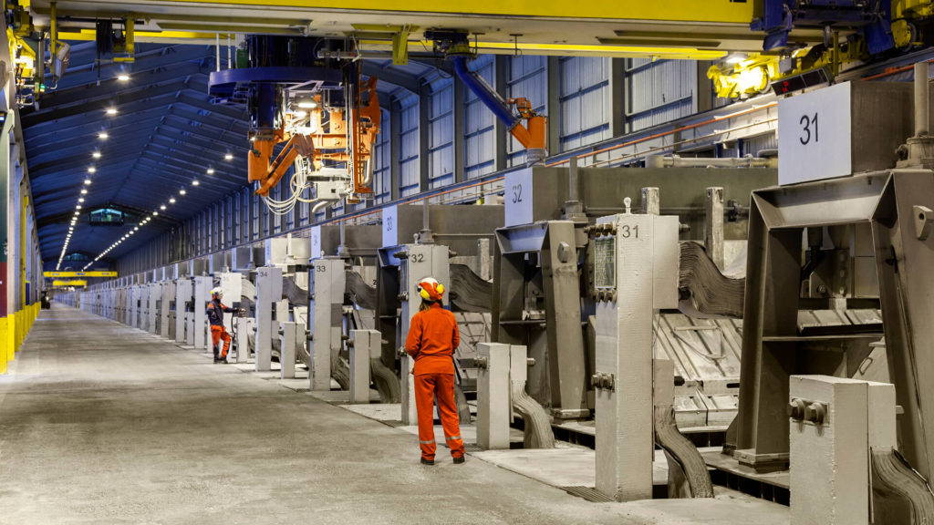 רוכשי האלומיניום באיחוד האירופי מתרוצצים כאשר הפסקת האיסלנד מגיעה, מס הפחמן מתנשא