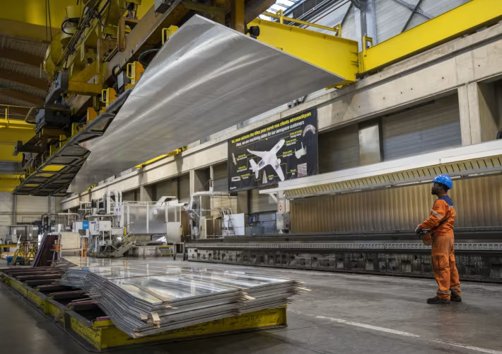 האיחוד האירופי מסתכן בהתמוטטות איטית של תעשיית האלומיניום אם מס הפחמן לא יבוטל, אומר מנכ"ל Constellium