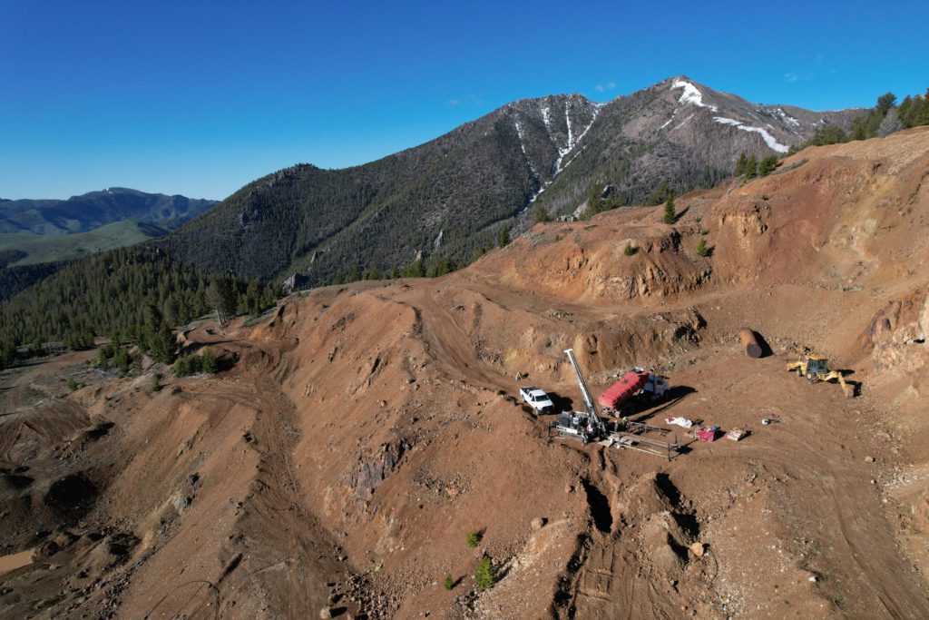 פיניקס נחושת משעה את המשרד העליון על רקע חקירת התשלום