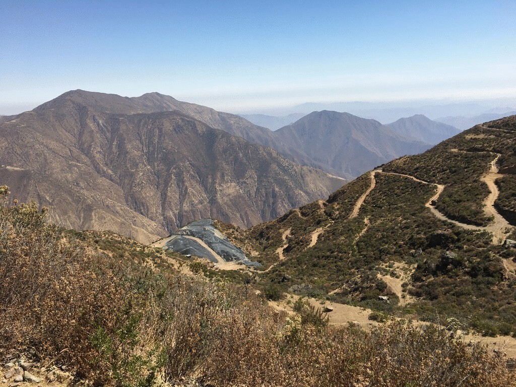 לופאקה גולד תובעת את פרו בארה