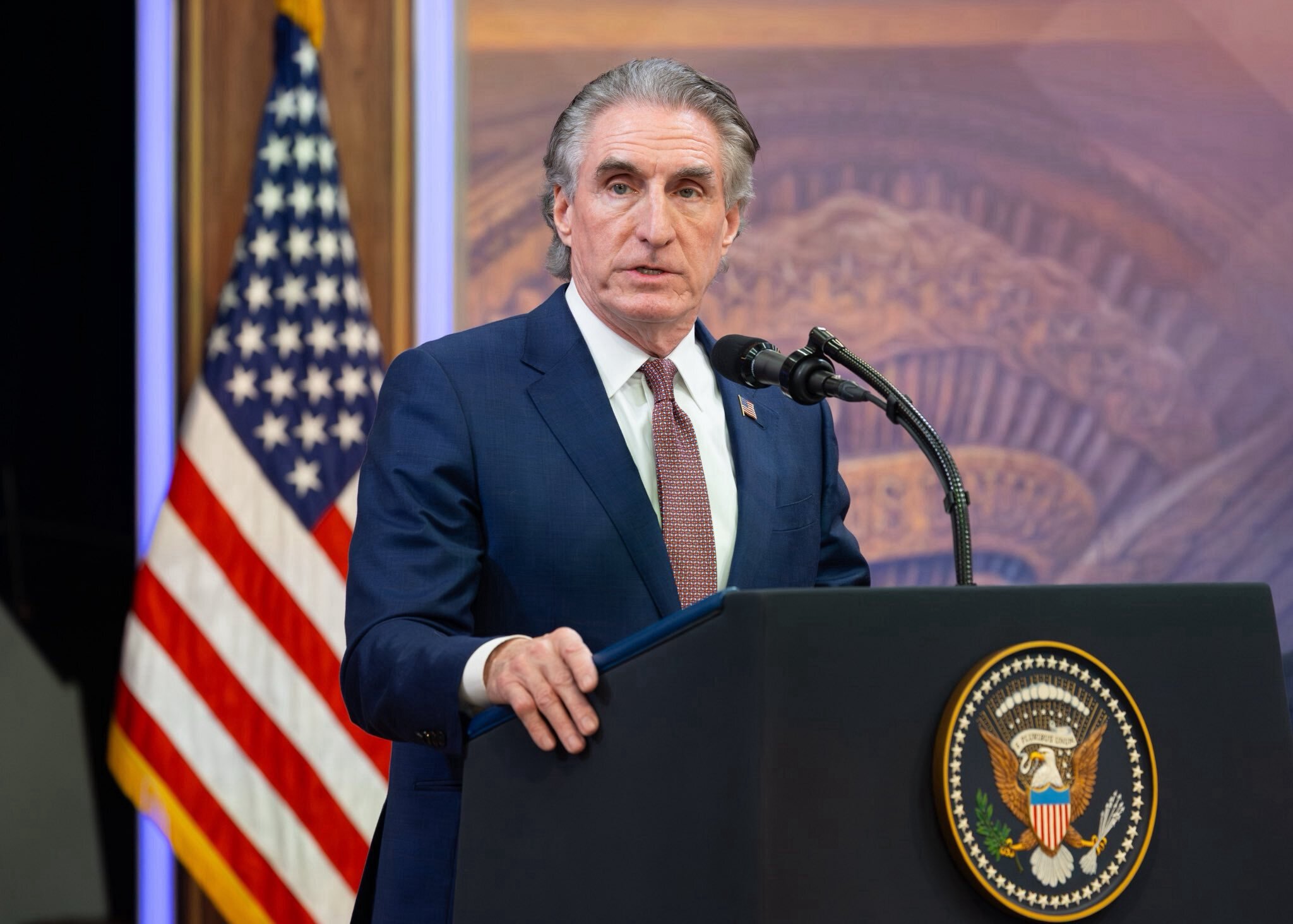 טראמפ שולח את שר הפנים לוונצואלה כדי לדחוף נפט, כרייה