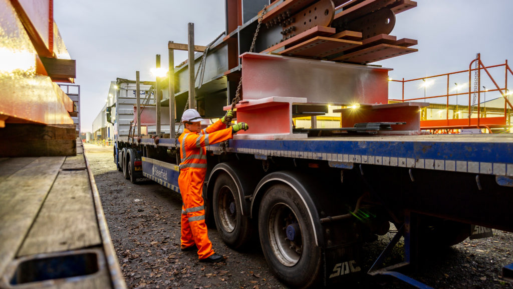 בריטניה מתכננת להכפיל את תעריפי הפלדה, כך מדווח פוליטיקו